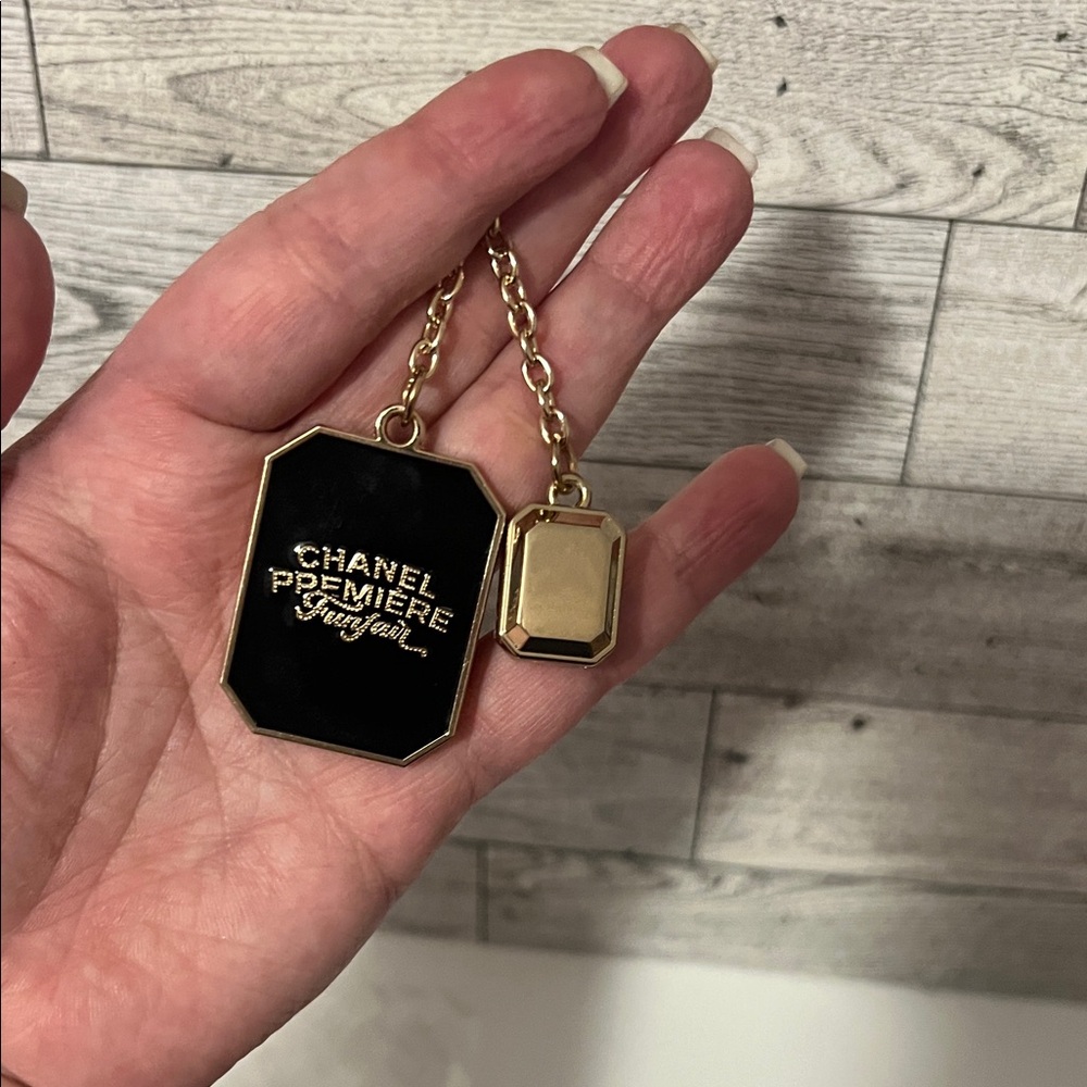 GWP- Premiere Black and Gold Pendant Keychain
